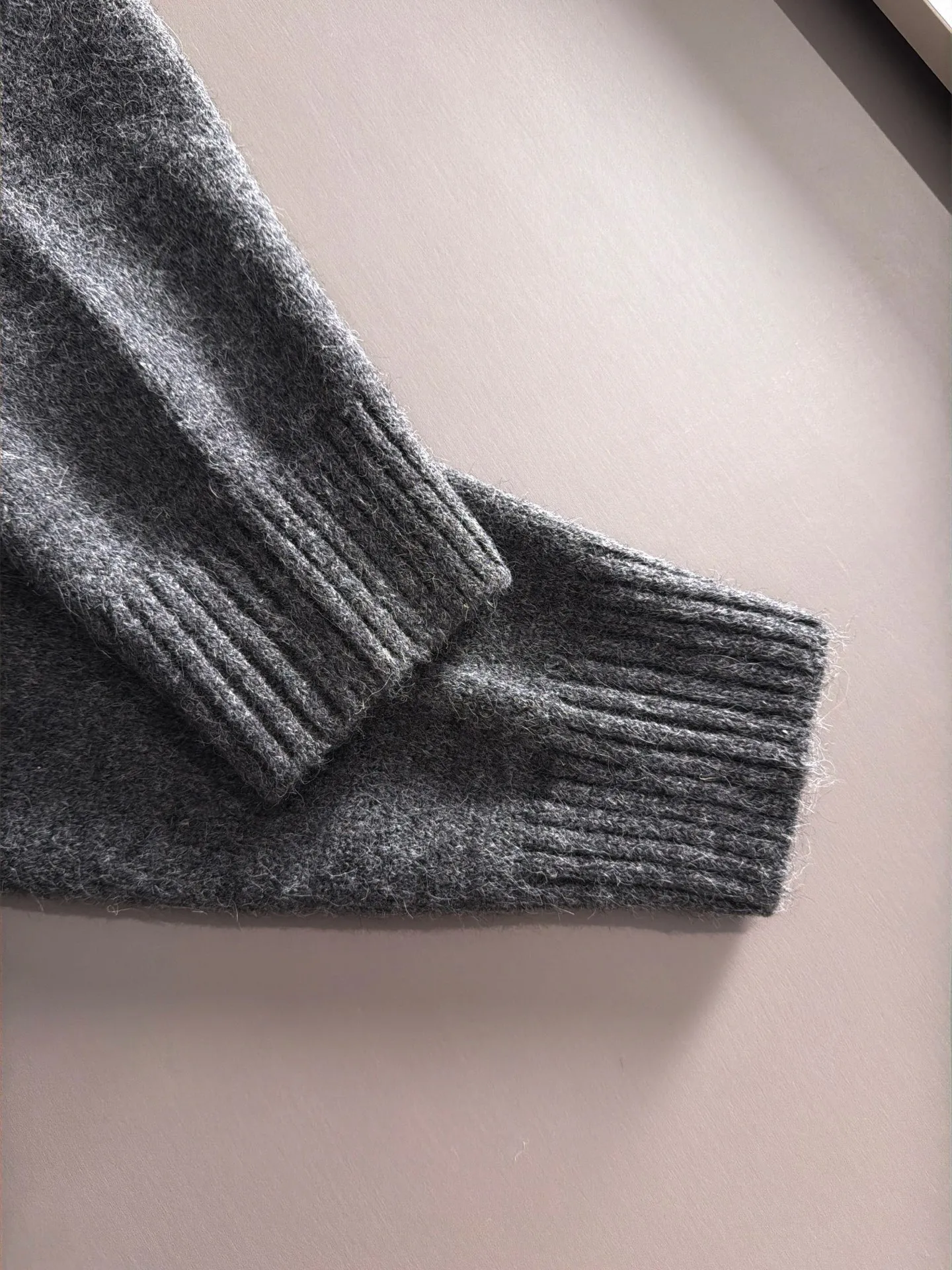 The latest knitted sweaters from LP’s 2041 autumn and winter official website are on sale at the same time at Hot Sale! Specially made of wool blended fabric. It feels comfortable and can be directly in contact with the skin. The logo badge is exquisitely embroidered, which is extremely eye-catching! The details highlight the fashionable charm of big brands. Exquisite workmanship. Three-dimensional cutting style. The wearing effect is invincible and handsome! All three standards are complete! Sizes:M-3XL